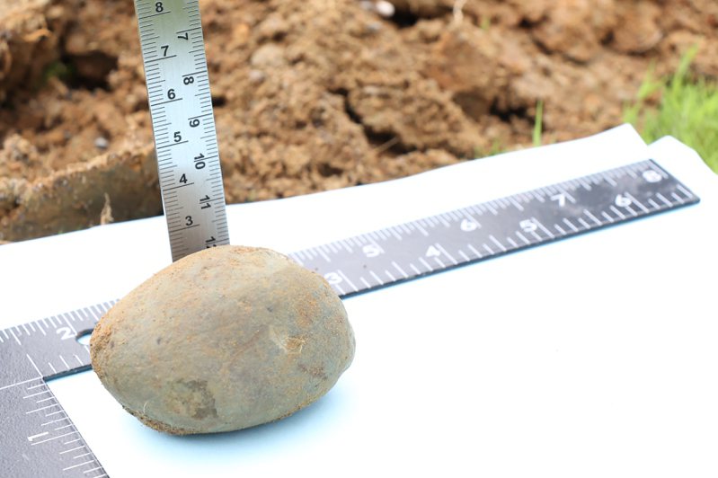 新竹市立棒球場場地問題受全國矚目，新竹市長高虹安昨天宣布開挖、檢測，再度挖出約3公分大的石塊，將連同土壤檢體送往美國實驗室檢驗。圖／竹市府提供