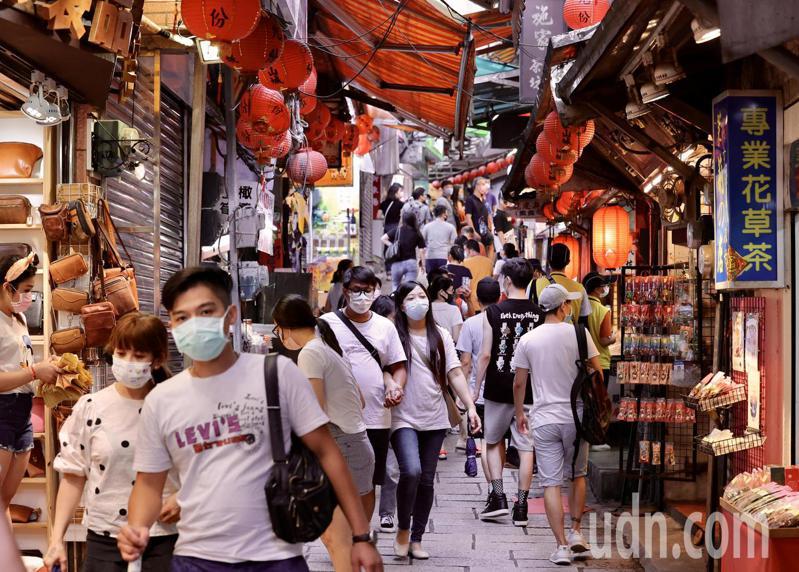 網友推測日本觀光客減少的原因，主要是「日幣貶值」、「日本人較願意待在國內旅遊」。圖為九份老街。記者許正宏／攝影