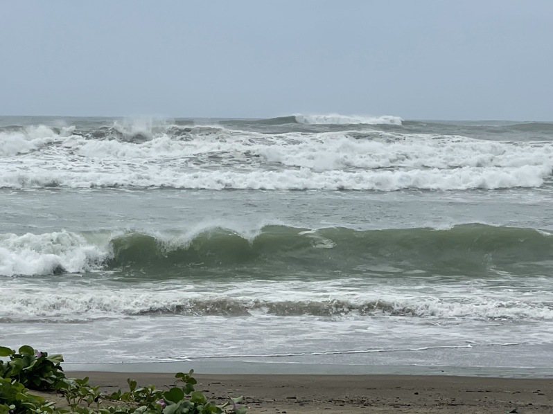 氣象局發布長浪即時訊息，圖為日前屏東恆春半島東海岸的滿州佳樂水海岸。本報資料照片