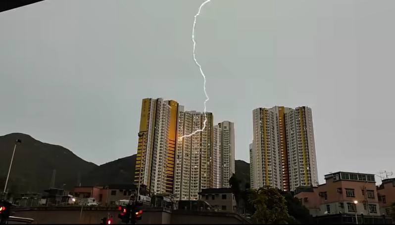 香港一道閃電劈中一處大樓住家。（Facebook群組顯影屯門。青山散步/Carol Tam影片截圖）
