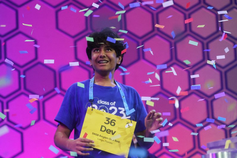 來自美國佛州皮尼拉斯郡拉戈14歲少年薩哈1日贏得今年全美拼字大賽冠軍。路透