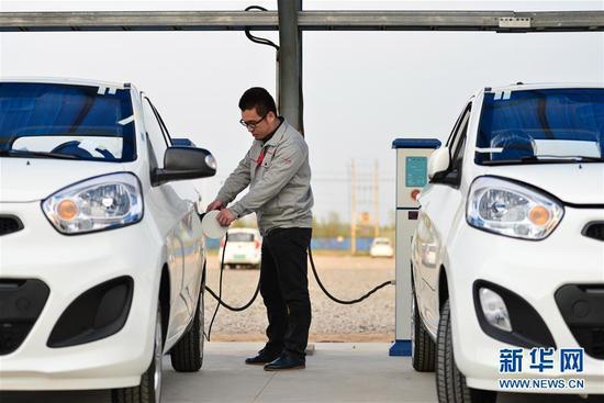 據外媒報導，為刺激新能源汽車消費需求，大陸國務院正在考慮將部分新能源汽車的購置稅減免政策，進一步延長四年。圖/新華網