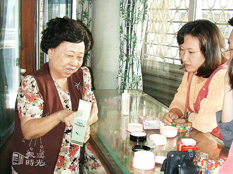丸竹生產的蜜粉與開運避邪香皂，頗受年輕人歡迎，阿婆親切的態度，也讓客戶有回家的感覺。  圖／聯合報系資料照（1999/10/27　李青霖攝影）