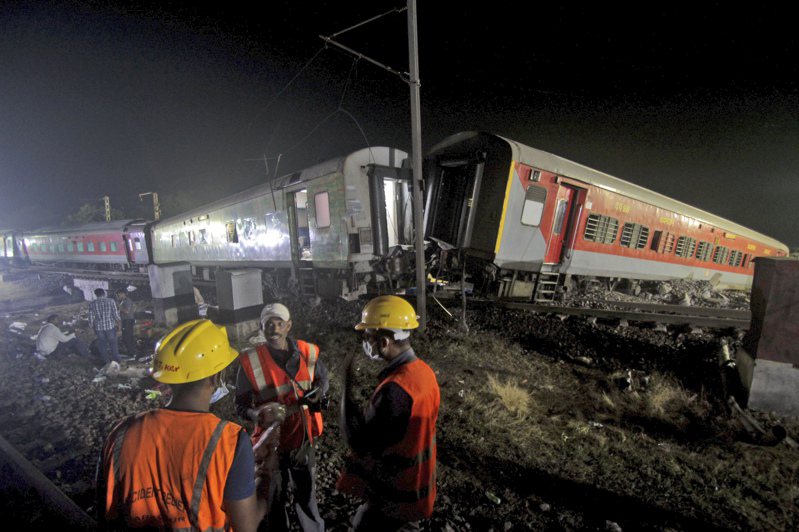 印度東部奧里薩邦（Odisha）2日發生三列火車相撞的重大交通意外，至少233死、近千人傷。美聯社