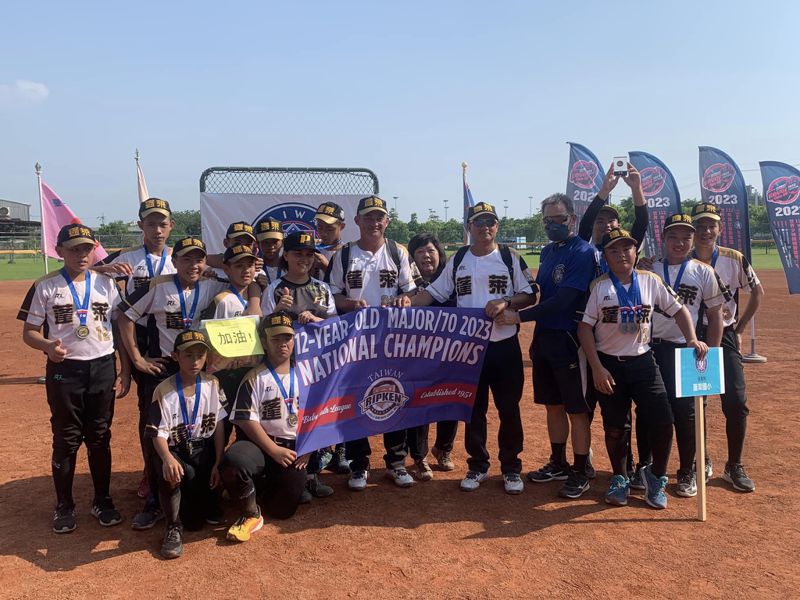 宜蘭蘇澳蓬萊國小棒球隊獲得台灣貝比魯斯少棒選拔賽冠軍，是成立4年多來第2座全國性比賽冠軍。圖／宜蘭蓬萊國小提供