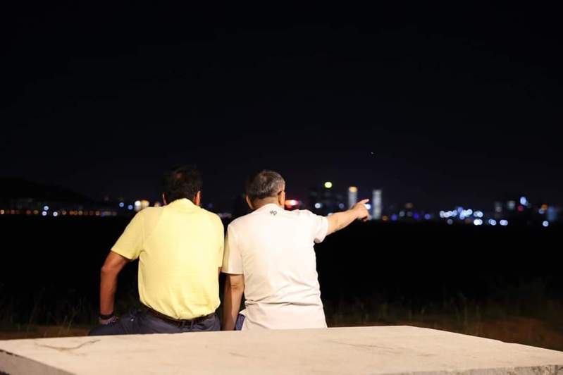 鴻海創辦人郭台銘（左）日前在金門邀民眾黨主席柯文哲（右）看海，遠望對岸廈門燈火。圖／取自郭台銘臉書