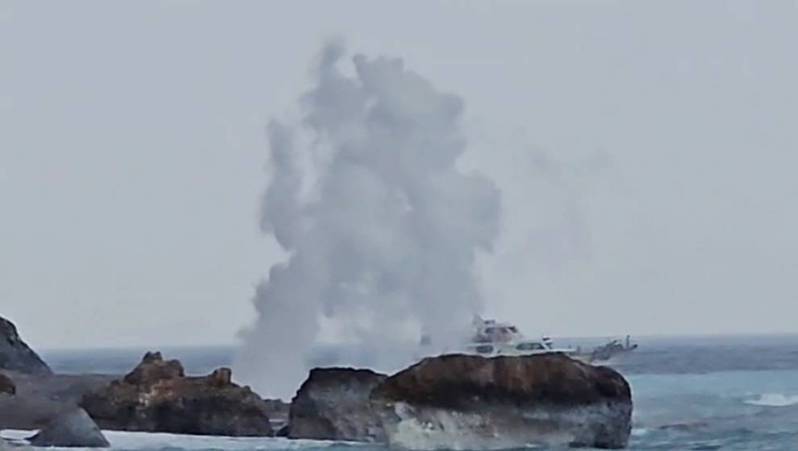 龜山島從今年3月1日開放登島以來，今天首度大噴發，上午數度從海底冒出磺煙，煙高約3至6公尺，吸引遊客猛拍照錄影，紀錄奇景。圖／簡逢均提供