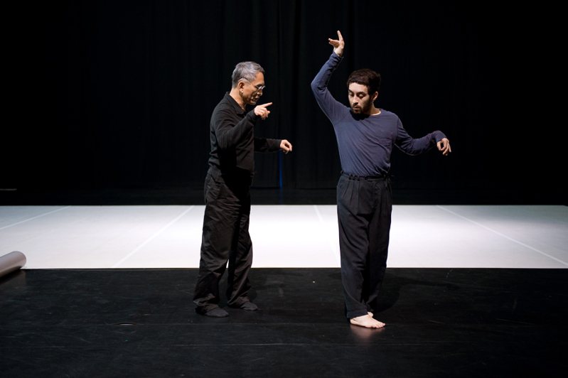 雲門舞集創辦人林懷民（左）也是勞力士創藝推薦資助計畫的導師，這次特別前往雅典出席慶祝二十週年的活動。圖／勞力士提供