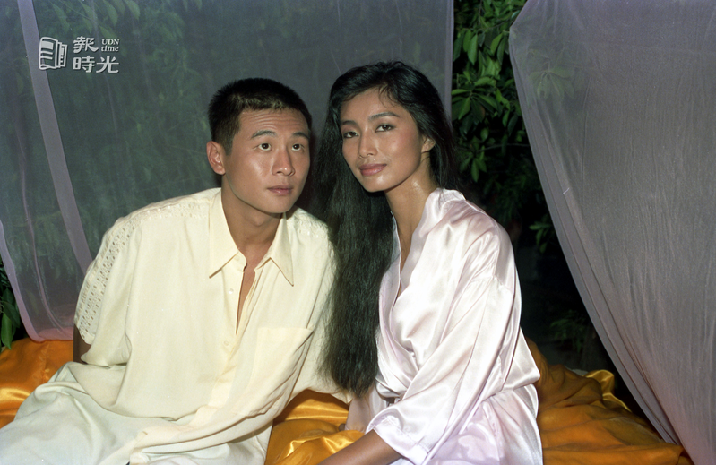 「第一次約會」片中演員張世(左)及王秀峰(右)拍攝床戲。圖／聯合報系資料照（1988/09/12　郭肇舫攝影）