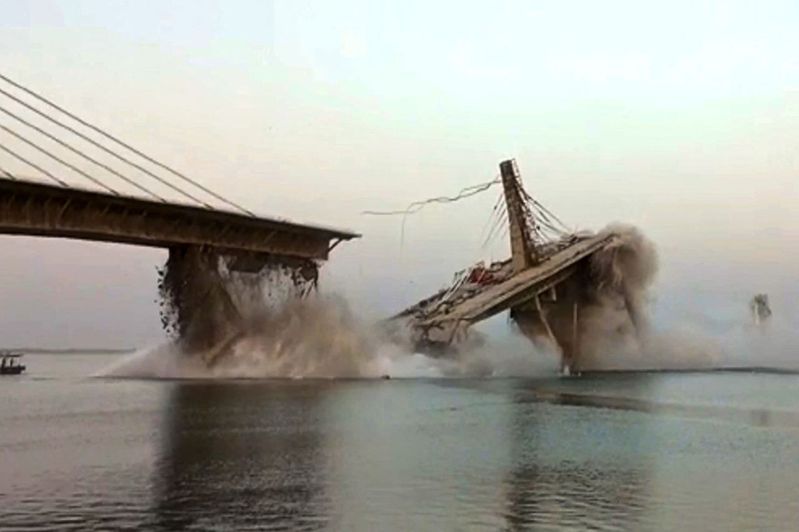 印度東北部比哈省（Bihar）一座橫跨恆河、興建中的大橋4日突然崩塌，現場畫面相當震撼。 法新社
