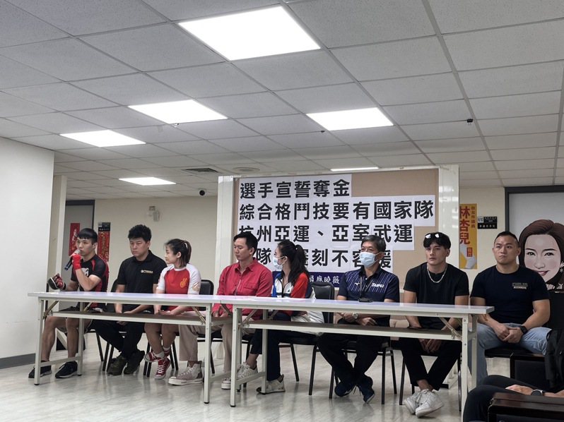 台北市議員應曉薇（中）今天舉辦記者會，並接受媒體聯訪。記者鍾維軒／攝影