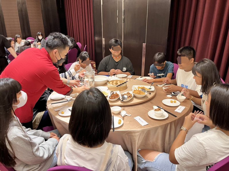 大武國中家長投訴比賽期間，19名學生沒吃飽，賽後PO吃大餐是「假照片」，校方強調這是飯店用餐照片。圖／大武國中提供