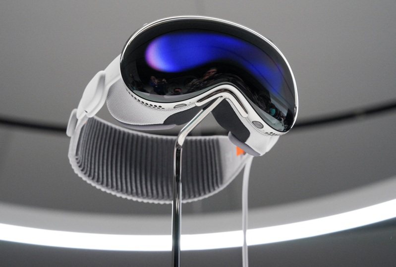 蘋果公司發表首款MR頭戴裝置Apple Vision Pro。路透