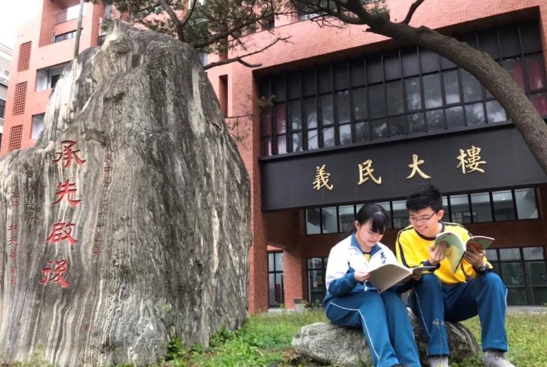 義民高中學生劉柏雍（右）與郭芊芊（左）在今年學測交出漂亮成績。圖／義民高中提供