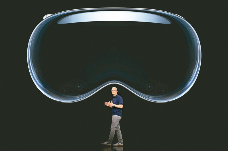 蘋果執行長庫克五日在美國加州發表整合虛擬實境及擴增實境功能的裝置Vision Pro，設計看似滑雪眼罩。（路透）