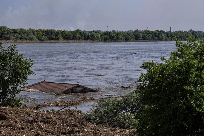 烏克蘭南部俄軍控制的卡科夫卡水壩遭破壞。 路透社