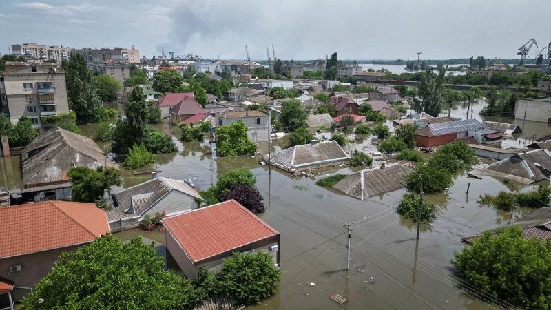 烏克蘭南部俄羅斯占領區內的卡科夫卡水壩昨天遭破壞，導致第聶伯河潰堤，俄烏官員今天表示已有2700多位居民撤離。路透社