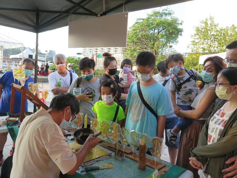 去年基隆藝期一會街頭藝人謝永清畫糖創作。圖／文化局提供