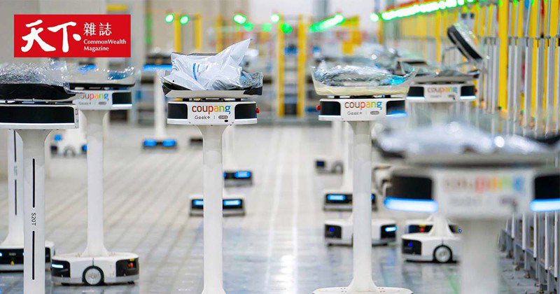 酷澎物流中心的揀貨機器人，靠掃描地板上的QR Code移動，快速把商品放到各營業所的物流箱中。圖片來源：酷澎提供