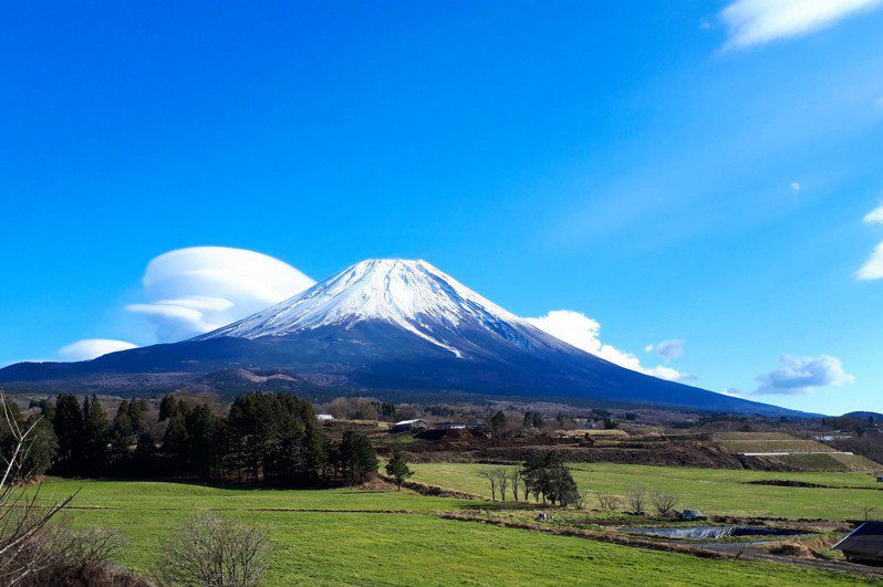 富士山每年7至9月上旬開放，吸引全球登山者前來朝聖，是許多人人生夢想清單之一。圖／有行旅提供
