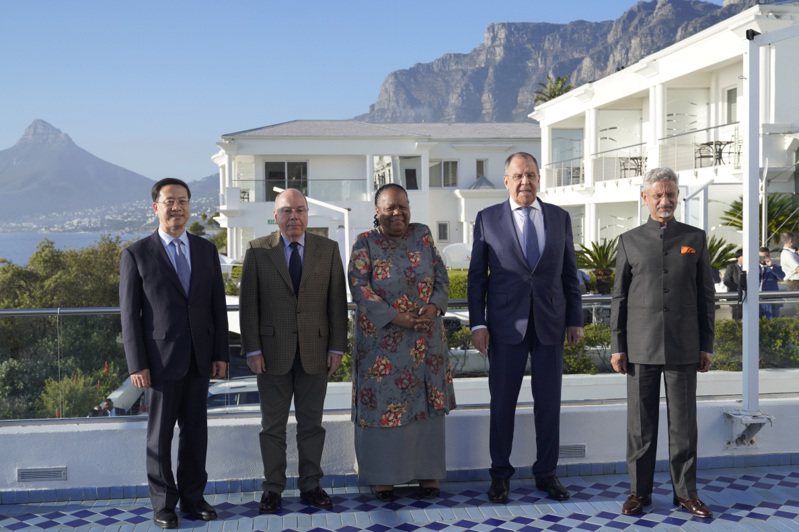 大陸外交部副部長馬朝旭（左起）、巴西外長維艾拉、南非外長潘道爾、俄國外長拉夫洛夫與印度外長蘇傑生在開普敦參加金磚國家外長會議。（美聯社）