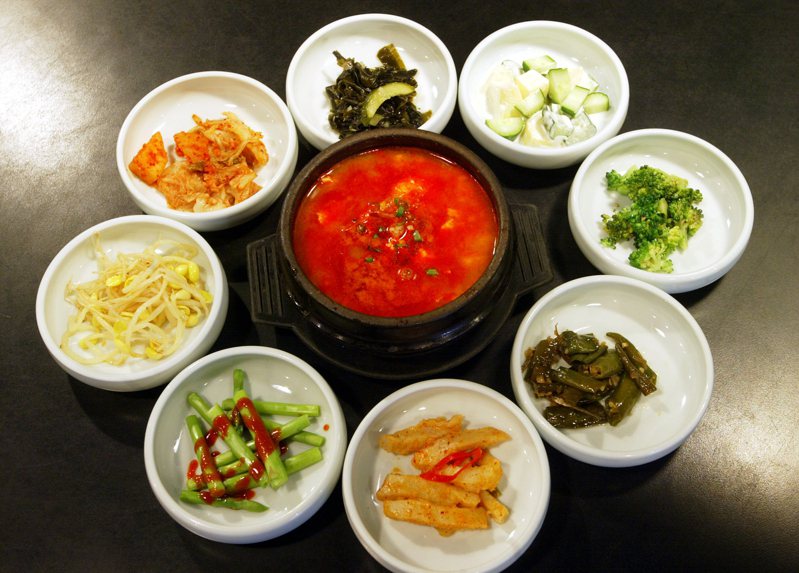 圖為韓式料理豆腐鍋與小菜示意圖，非當事店家。報系資料照