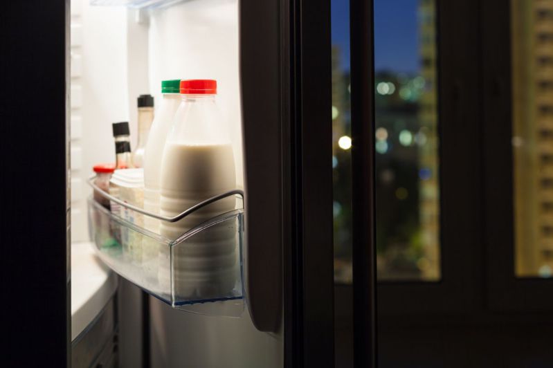 不少人習慣把牛奶放在冰箱門邊，但專家指出，放在冰箱深處會比門邊保存的更久。 圖／canva