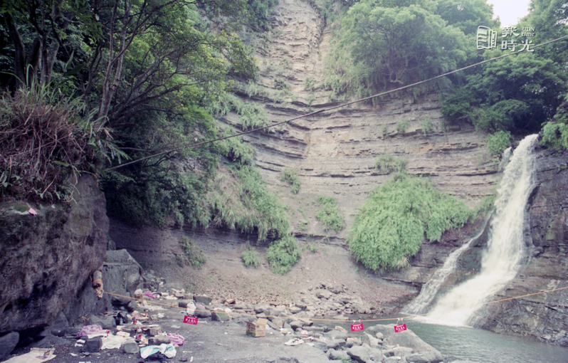 台北市聖人瀑布發生大量落石掉落，造成2死26傷的慘劇，現場情形一片凌亂 。圖／聯合報系資料照（1993/05/31 黃國有攝影）