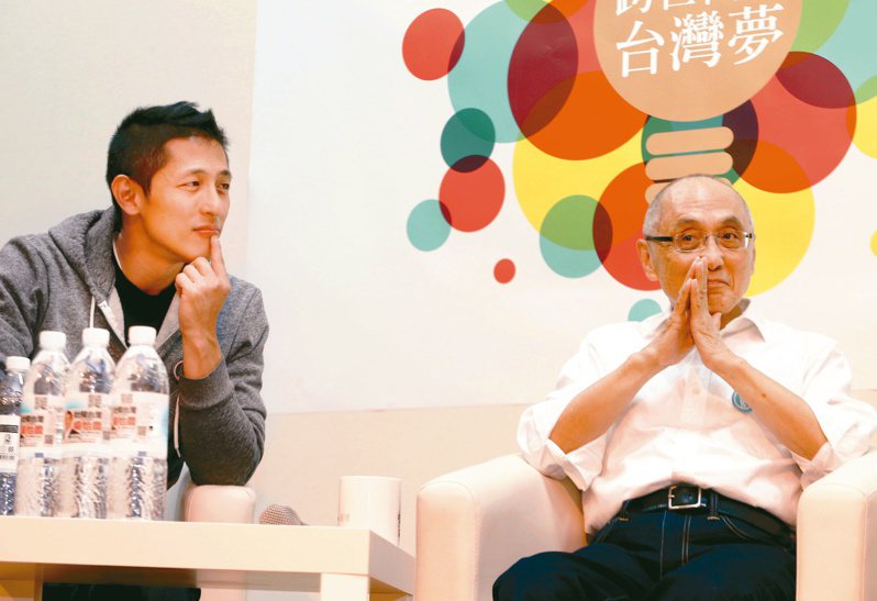台灣民間真相與和解促進會理事長吳乃德（右），是壯闊台灣聯盟理事長吳怡農（左）的父親。本報資料照片