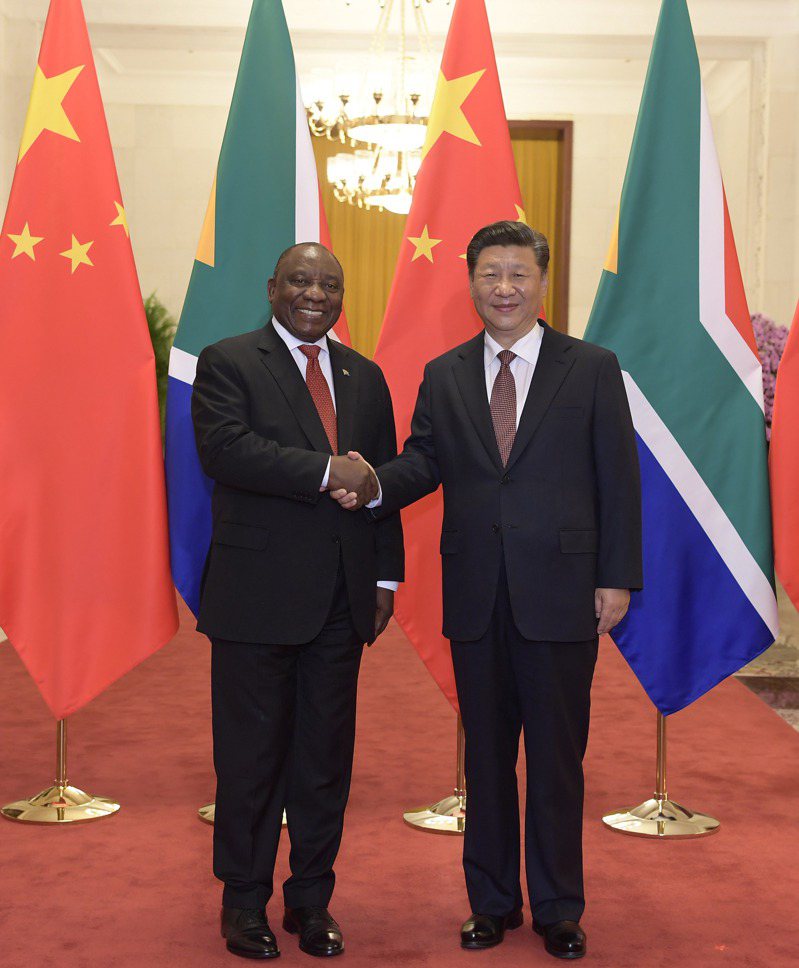 南非政府今天表示，總統拉瑪佛沙針對非洲領袖代表團即將前往俄羅斯和烏克蘭，以試圖促成和平，已向中國國家主席習近平簡報有關任務。圖為兩人2018年於北京會面。（新華社）