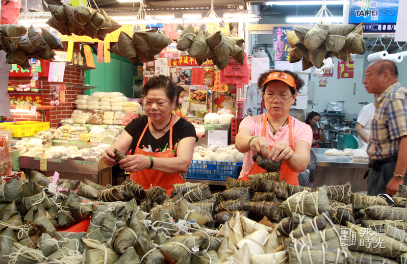 端午節將屆，台北市南門市場的攤商紛紛擺出應景的肉粽，市場內撲鼻而來的粽香，讓人感受到端午節的腳步近了。圖／聯合報系資料照（2013/05/29　陳柏亨攝影）