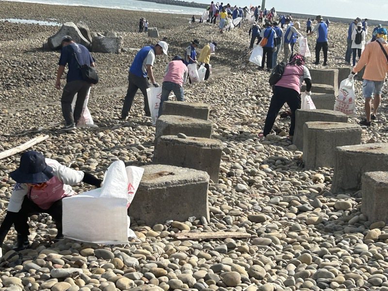 巨大機械公司今天舉辦2023 Chill Live淨灘 Go活動，600名志工分組在大甲松柏漁港南側海灘上撿垃圾。圖／巨大機械提供