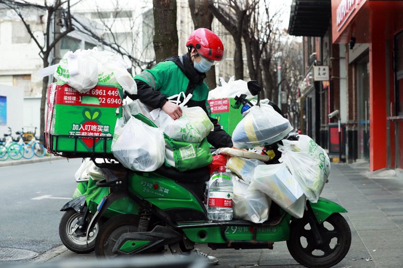 上海5月CPI年減1.4%最慘。圖為去年上海封城期間民眾搶購蔬菜導致快遞員工作滿檔。（中新社）