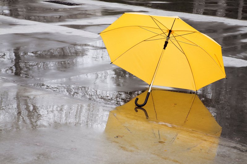 下雨天需要帶傘出門，但也容易在外不小心弄丟傘。圖片來源／ingimage