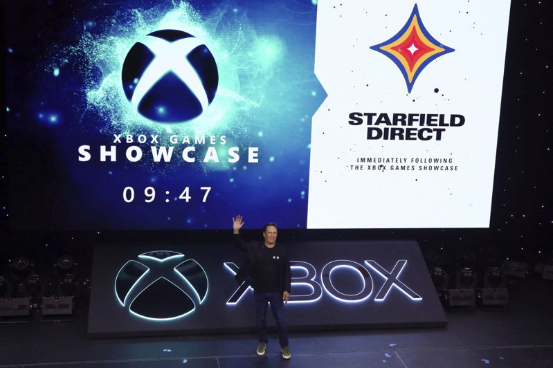 微軟11日在洛杉磯舉行年度Xbox遊戲發表會Xbox Games Showcase，微軟影音遊戲主管史賓塞（Phil Spencer）向遊戲粉絲致意。美聯社