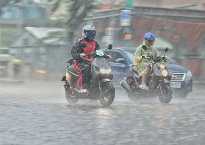 低壓帶影響，易有短延時強降雨，中央氣象局發布豪雨特報。本報資料照片