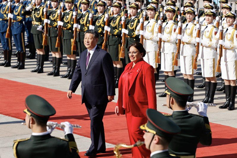 大陸國家主席習近平12日在北京人民大會堂與宏都拉斯總統卡斯楚舉行會談。會談前，習近平在人民大會堂東門外廣場為卡斯楚舉行歡迎儀式。 中新社
