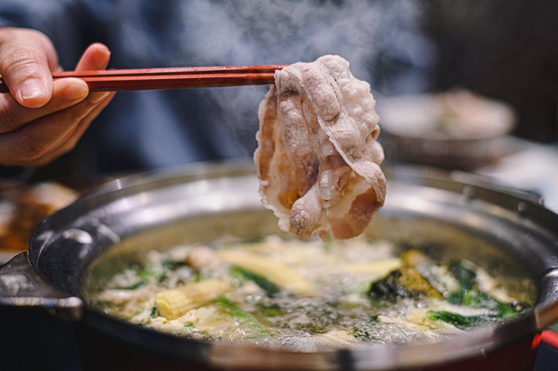一名網友表示自己吃火鍋喜歡把湯喝完，卻被朋友說很奇怪。 示意圖／ingimage