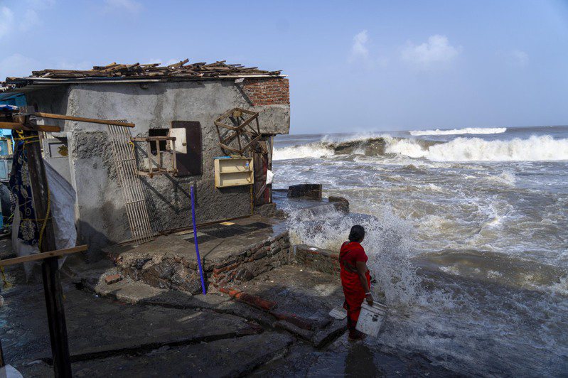 在阿拉伯海成形的強烈氣旋「比頗傑」（Biparjoy），預料15日登陸印度西部海岸，印度政府嚴陣以待，數以千計沿海居民被疏散。美聯社