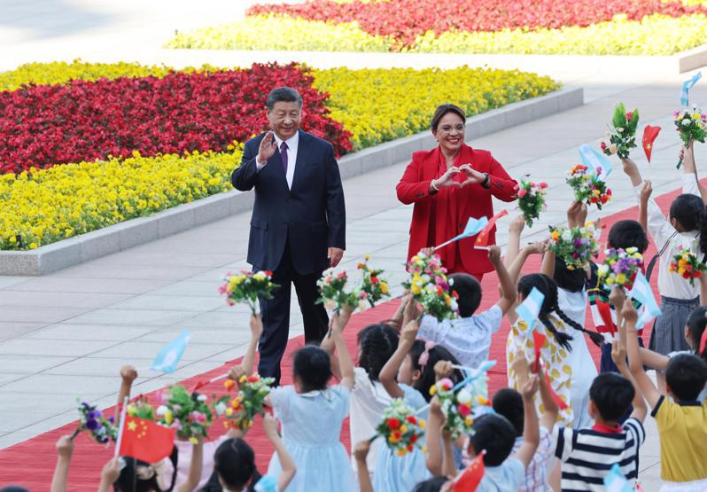 大陸國家主席習近平12日下午在人民大會堂東門外廣場，為首次對中國進行國事訪問的宏都拉斯總統卡斯楚舉行歡迎儀式。（新華社）