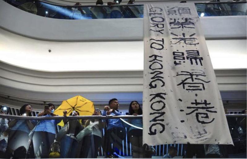 2019年反送中運動期間，不少香港示威民眾在多處聚集合唱《願榮光歸香港》。（美聯社）