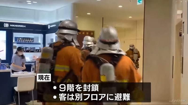 日本大阪梅田的百貨公司阪急梅田本店今天下午指出，有人在廁所噴灑氣體，空氣中有異臭味。圖／截自TBS NEWS YouTube影片
