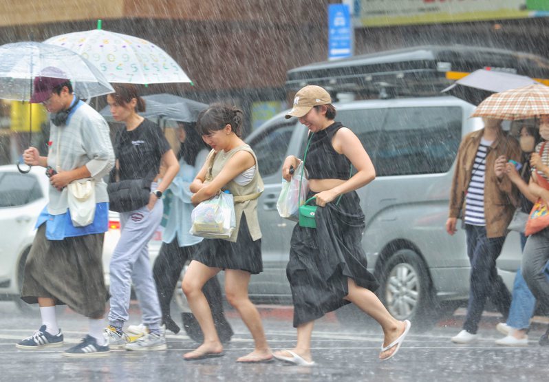中央大學大氣科學系兼任副教授吳德榮指出，明起至周六為此波「梅雨鋒」降雨最旺盛期間，各地皆應慎防雷擊、強風、瞬間強降雨及大量降雨。本報資料照片