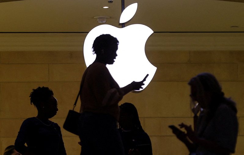 瑞銀以iPhone銷售和服務營收可能趨緩的憂慮為由，調降蘋果的投資評級。路透