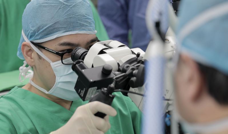 該手術顯微鏡具有專業光學顯微系統及穩定可靠的高性能180瓦氙氣燈光源，有助於醫師在治療過程中，更容易深入觀察視野盲點。圖／新竹市立馬偕醫院提供