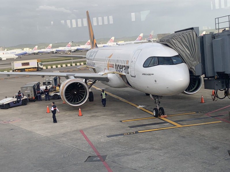 台灣虎航今(14)日IT201航班因機械訊號異常而取消，將提供3,000元台幣以及食宿補助，圖為飛機示意圖，非該航班。記者楊文琪/攝影