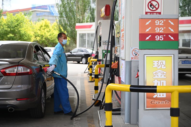 6月13日24時起，大陸汽、柴油價格每噸分別降低55元（人民幣，下同）和50元。圖為內蒙古呼和浩特市一加油站內，工作人員為車輛加油。（中新社）