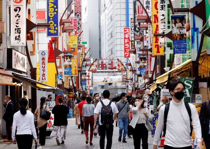 一名網友發現日本街頭有8成的人下雨天會撐「透明雨傘」。 路透