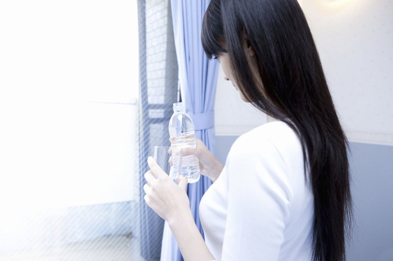 日本一名男子在女同事的瓶裝茶裡裝入自己的尿液，隨後遭警方逮捕。示意圖／ingimage