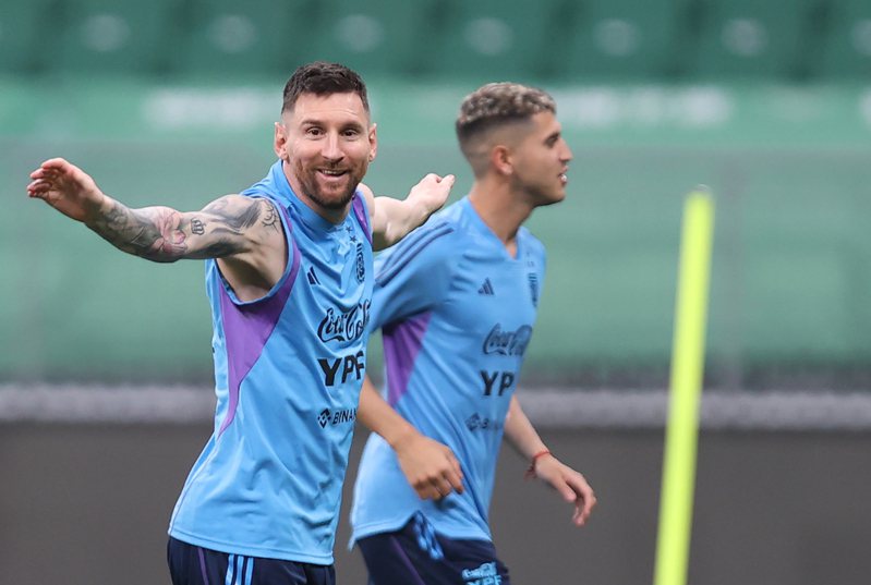 阿根廷隊與澳洲隊的國際足球友誼賽在北京開踢，梅西原則上會踢好踢滿。 新華社
